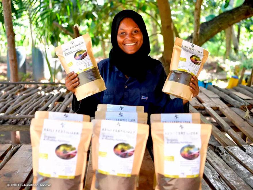 Arafa posa con varias muestras de su fertilizante ecológico. Arafa posa con varias muestras de su fertilizante ecológico.