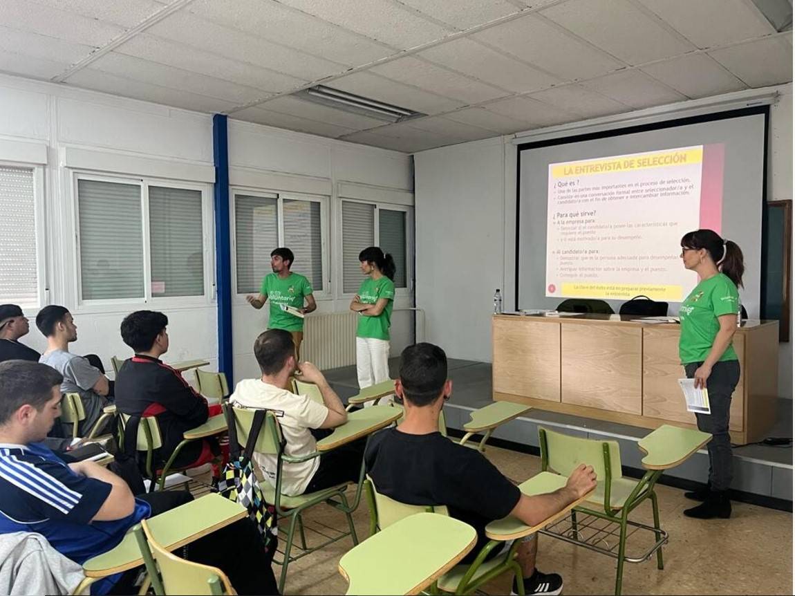 Voluntariado de Iberdrola en una clase sobre entrevistas