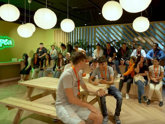 Más de 80 jóvenes de diferentes itinerarios de las entidades socias de la Alianza se forman en salud financiera en ING Jóvenes en un aula de formación