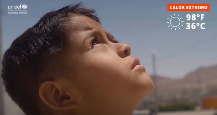 Niño mirando al sol.