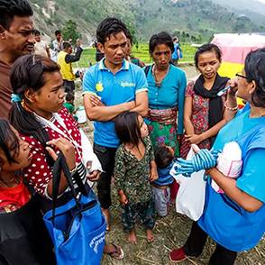 Un hombre habla con personas de una comunidad