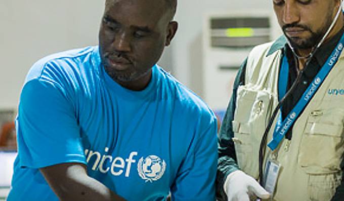 Doctor atendiendo a una persona