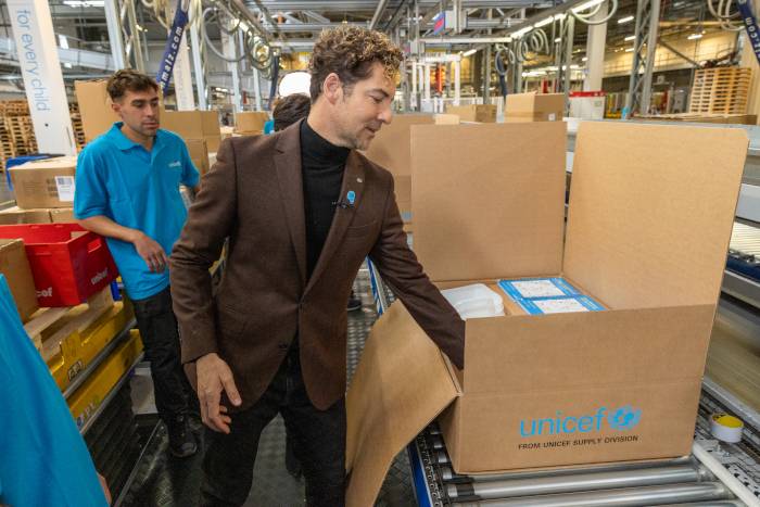David Bisbal en el almacén de UNICEF. 