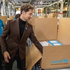 David Bisbal en el almacén de UNICEF
