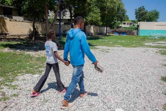 Deborah y su padre en Haití.