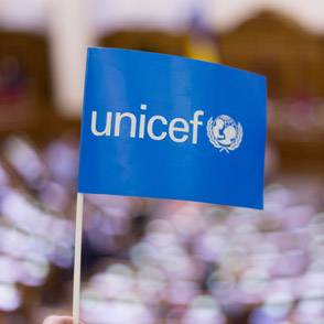 Bandera con logotipo UNICEF