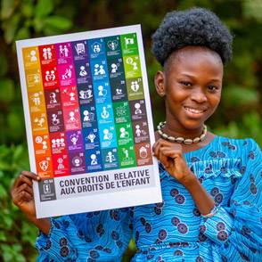 Una niña con un cartel de los derechos