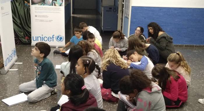 Los derechos de la infancia en España a examen Un grupo de críos tomando apuntes