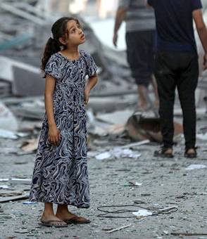Una niña en la zona devastada