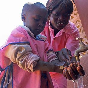 Una niña se lava las manos