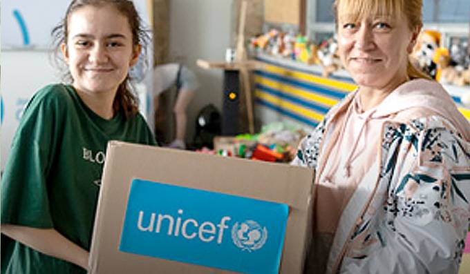 Dos personas con suministros UNICEF