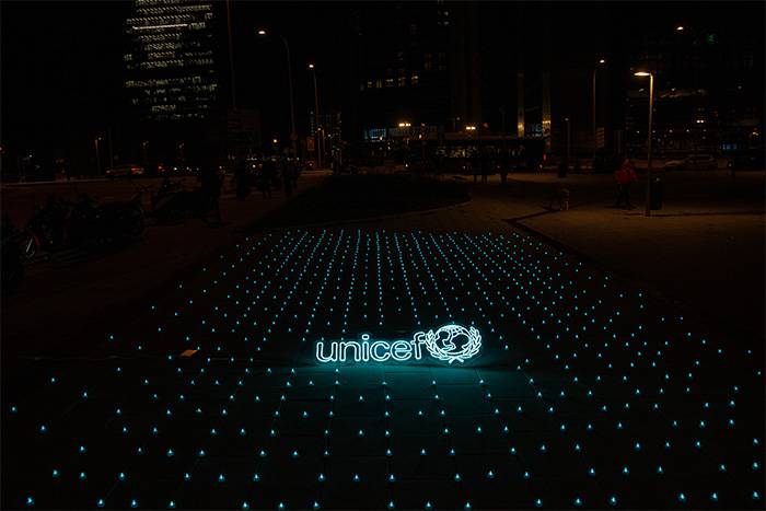 Un enclave reconocible de Madrid se ilumina con velas azules y un letrero luminoso de UNICEF