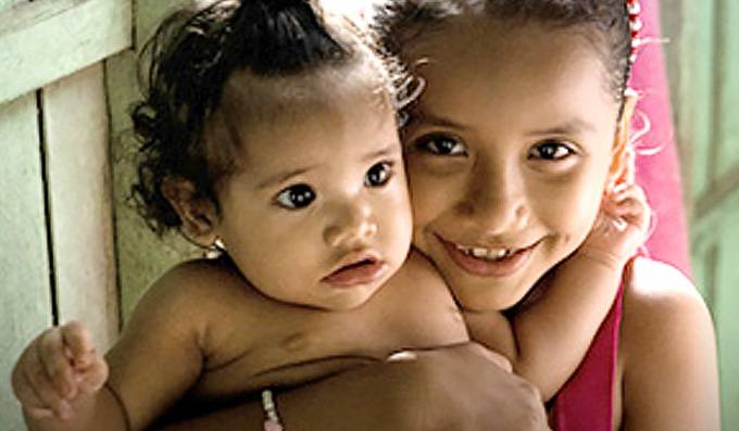 Dos niñas sonriendo