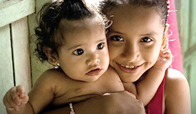 Dos niñas sonriendo