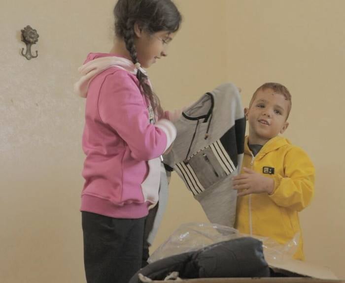 Niños reciben ropa de invierno por parte de UNICEF en Gaza.