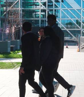 Un grupo de jóvenes en una empresa