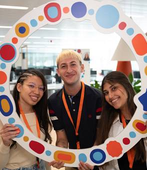 Tres jóvenes sonriendo