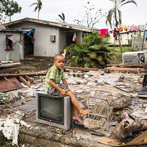 Un niño en una situación de emergencia