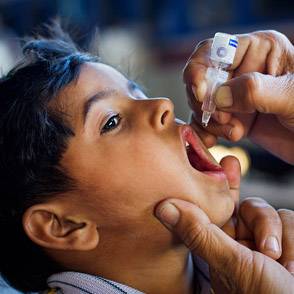 Un niño recibiendo una vacuna