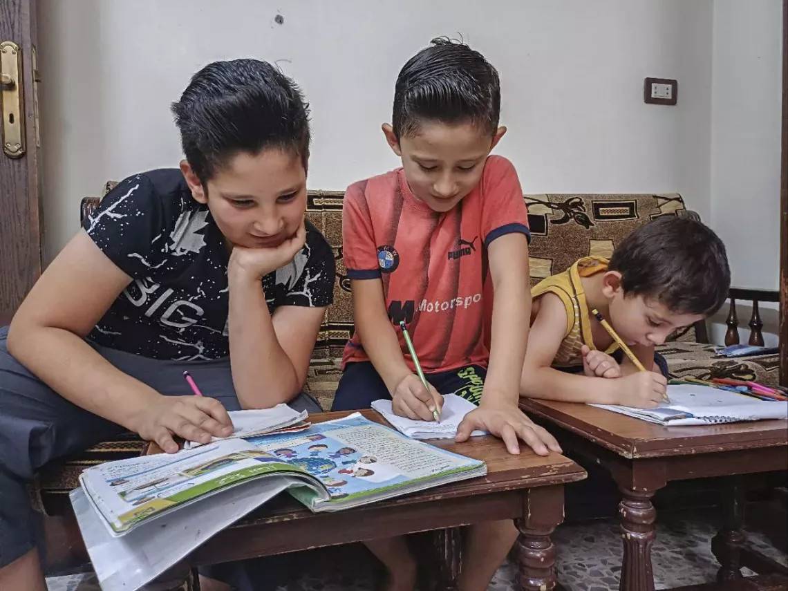 Familia siria recibe dinero en efectivo para hacer frente a sus necesidades.