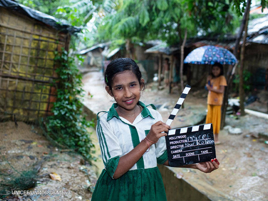 Los niños y niñas rohingya del campamento de Cox’s Bazar, participan en un taller sobre cine llevado a cabo por UNICEF. Niña sonriendo