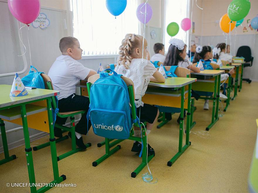 Niños y niñas en la escuela.