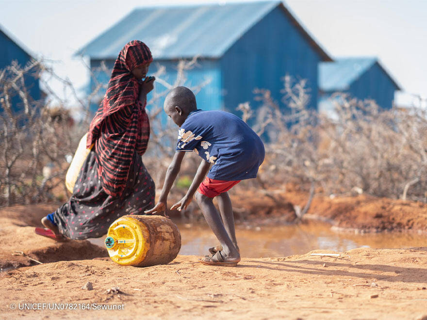 ¿Qué hacemos ante una catástrofe climática dentro de una catástrofe humanitaria? Un niño lleva un bidón