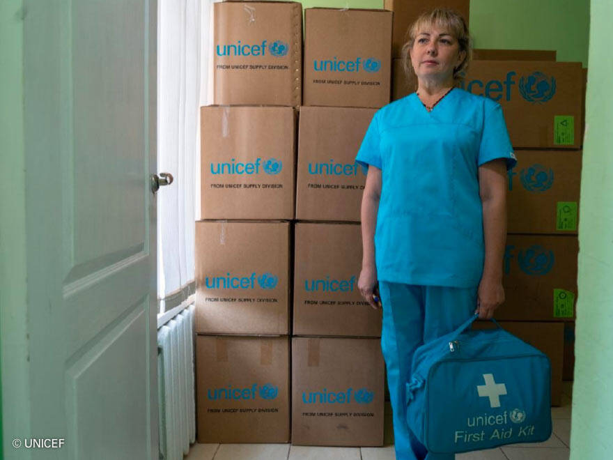 Atención primaria a domicilio de UNICEF Una mujer con suministros UNICEF