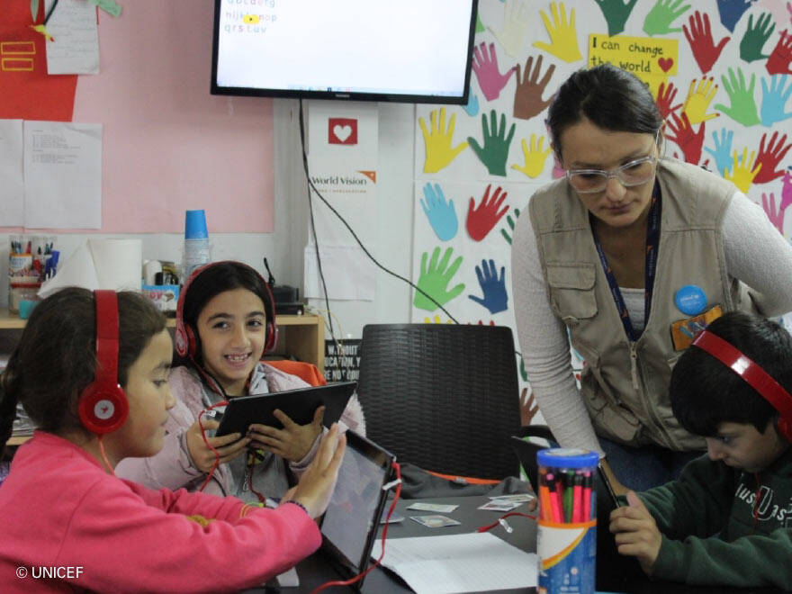 Akelius: un puente hacia la inclusión Ninos y niñas en un aula