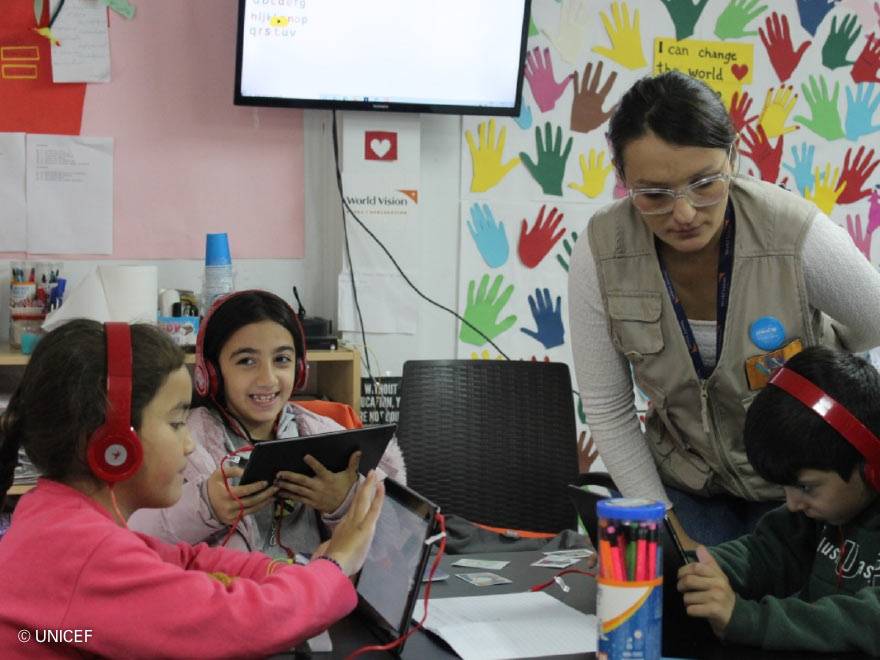 Ninos y niñas en un aula