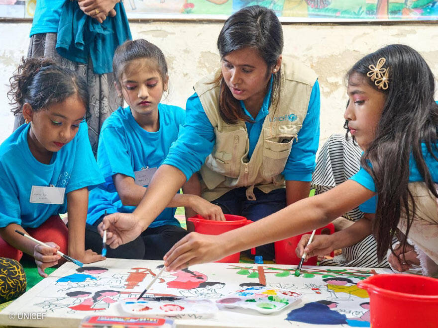 Tu colaboración con Unidos por los rohingya está haciendo posible que niños y niñas tomen conciencia sobre el cambio climático. Niños y niñas en Bangladesh