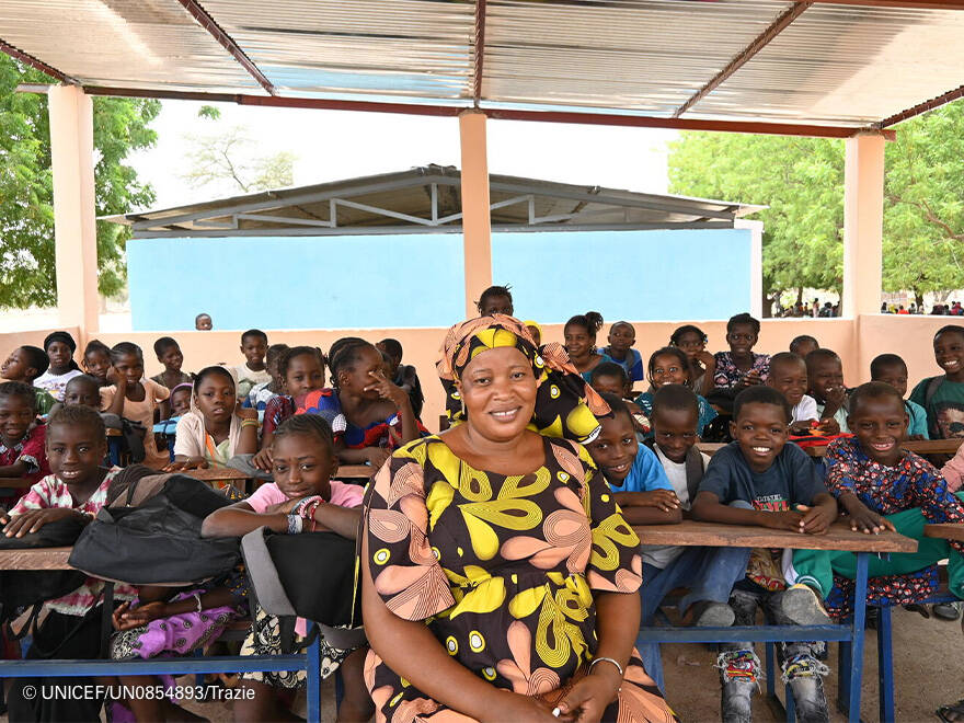 @UNICEF/UN0854893/Trazie La maestra de primaria Assetou Diakité con sus alumnos