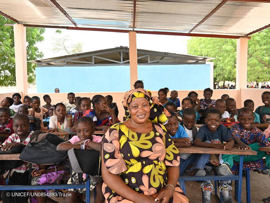 La maestra de primaria Assetou Diakité con sus alumnos