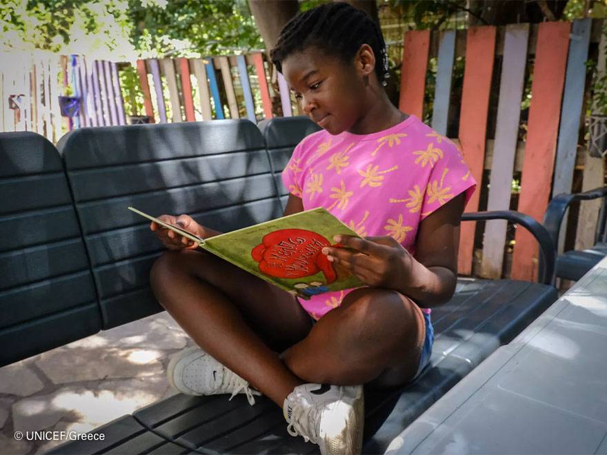 Una niña refugiada en Grecia en un centro de acogida de UNICEF
