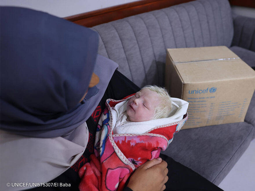 Tu apoyo a Unidos por Gaza de UNICEF está siendo muy importante. Una madre con su hijo