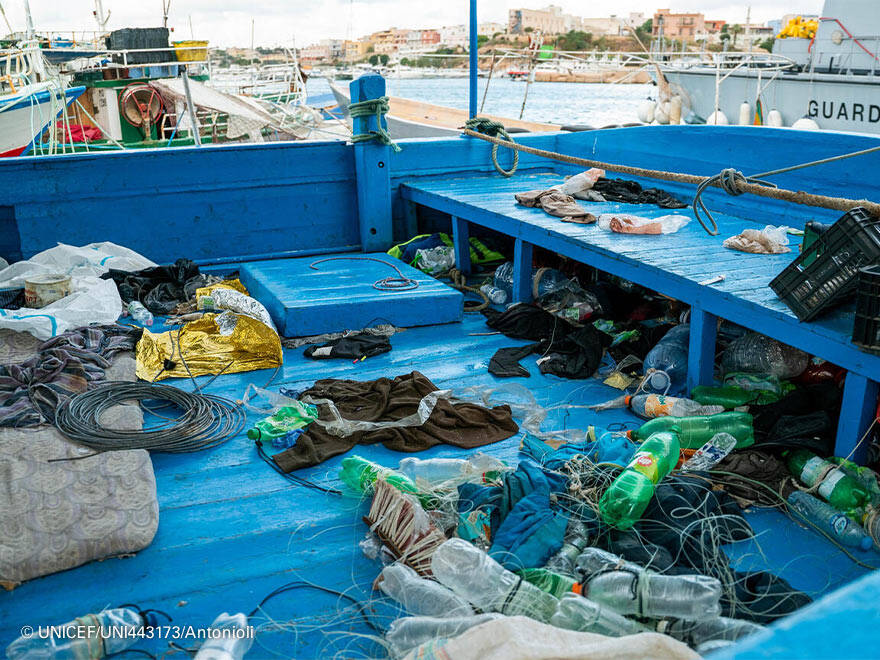 Algunos se resguardan en la bodega del barco, otros en la cubierta esperando ver tierra firme, otros en botes salvavidas Un barco
