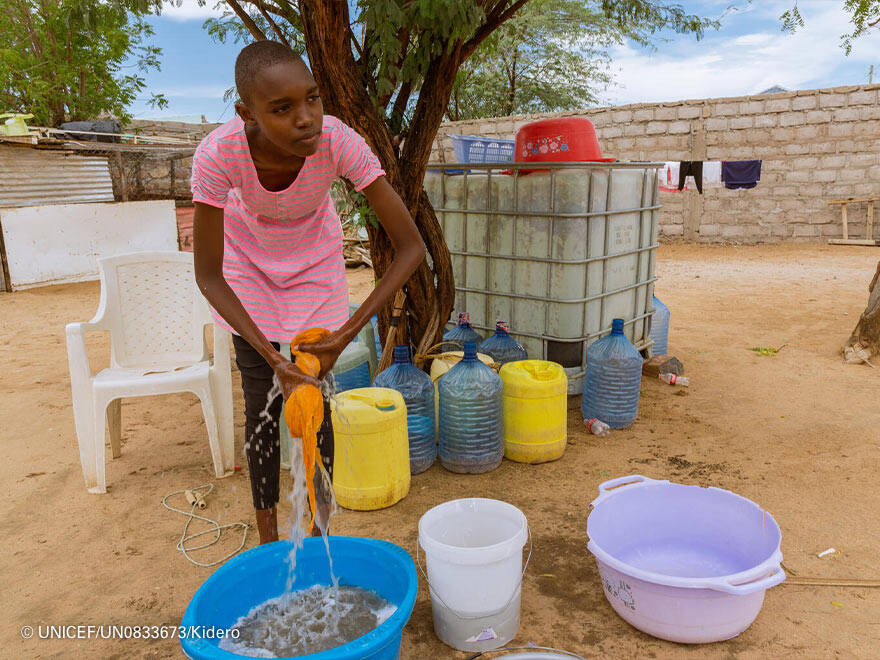 La joven Sharlyne, de 14 años, aprovecha el agua del sistema de saneamiento impulsado con energía solar que UNICEF ha instalado en su zona. Imagen de Sharlyne
