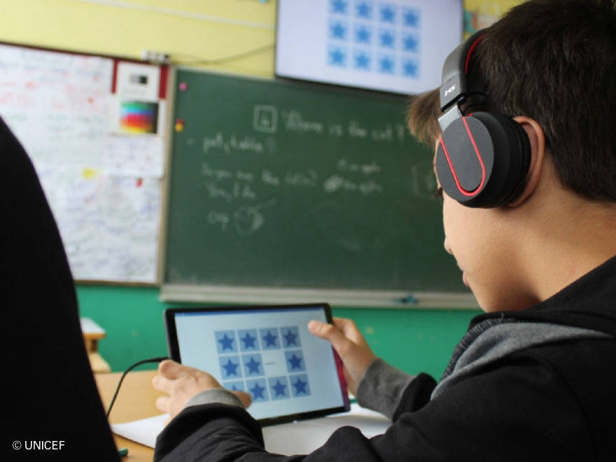 Un niño refugiado en Bosnia está aprendiendo el idioma gracias a Akelius. Un nino con una tablet