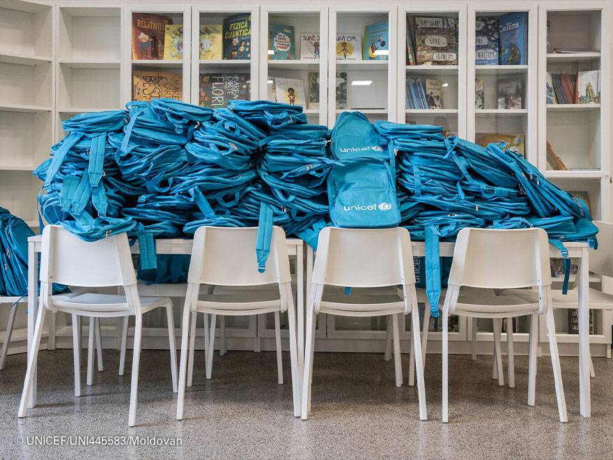 Mochilas azules de UNICEF listas para recibir a las niñas y niños refugiados en uno de nuestros Centro de Actividades.