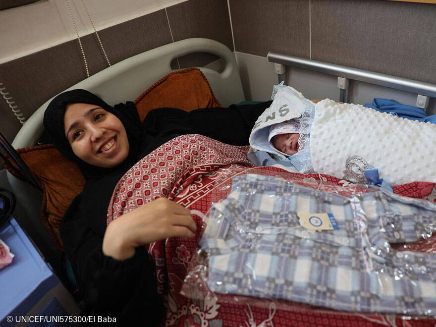 El pequeño Majed, de tan solo unas semanas de vida, junto a Noura, su mamá. Imagen del pequeño Majed