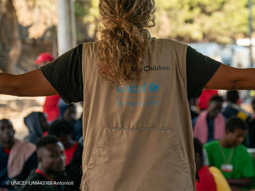 Solo entre los meses de junio y agosto de este año, al menos 990 personas, incluidos niños y niñas, murieron o desaparecieron mientras intentaban cruzar el mar. Miembros del staff de UNICEF