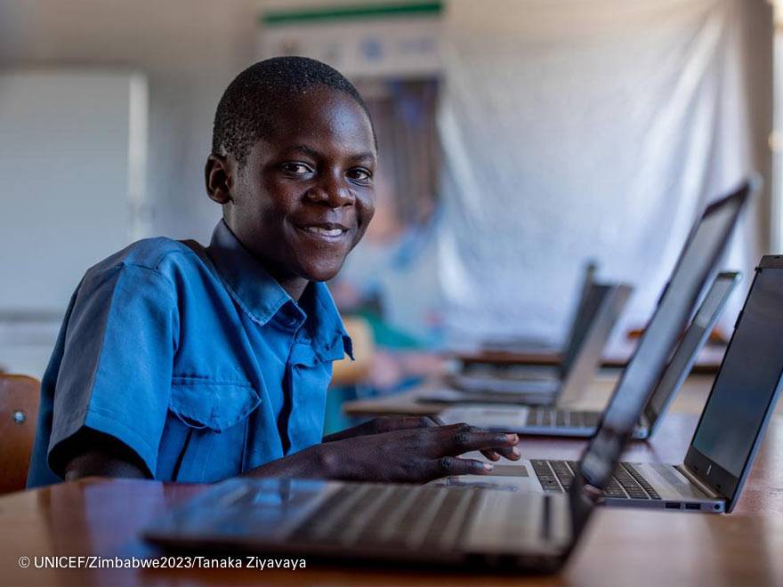 Un adolescente con un ordenador