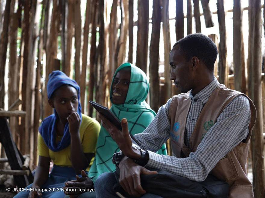 Gebremariam Addisu, trabajador social de UNICEF, charla con Belaynesh y con su madre. Un trabajador social