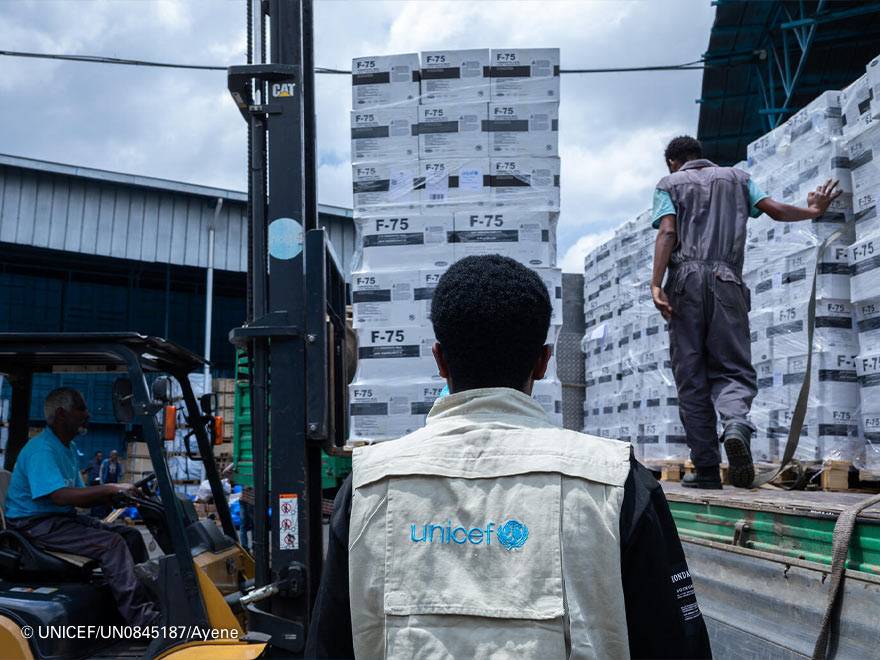 La ayuda llega al almacén de UNICEF en Etiopía lista para ser repartida entre la población. Ayuda de UNICEF