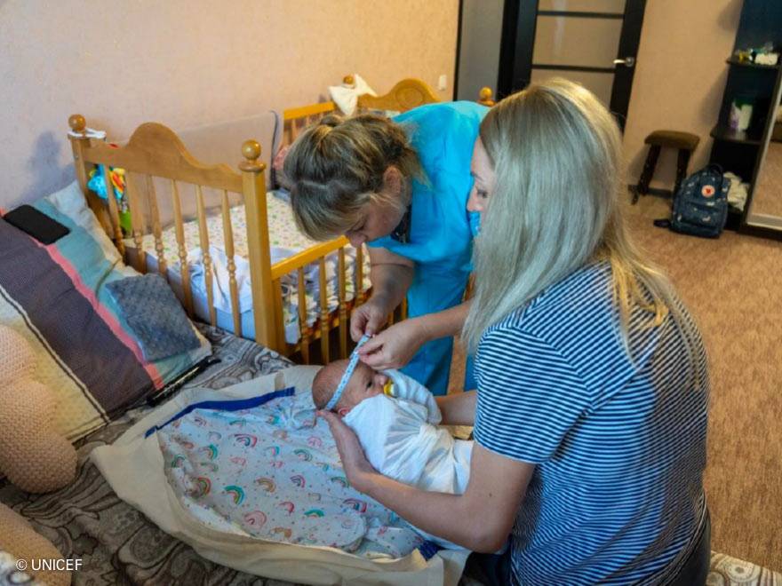 Staff de UNICEF atiende a un bebé