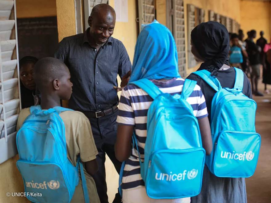 Las mochilas azules de UNICEF llegan hasta Malí cargadas de recursos educativos.