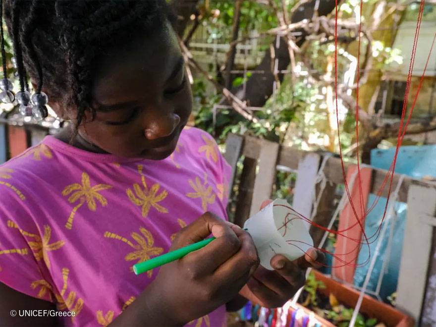 A Priel le encanta hacer manualidades en el Centro de Actividades Creativas.