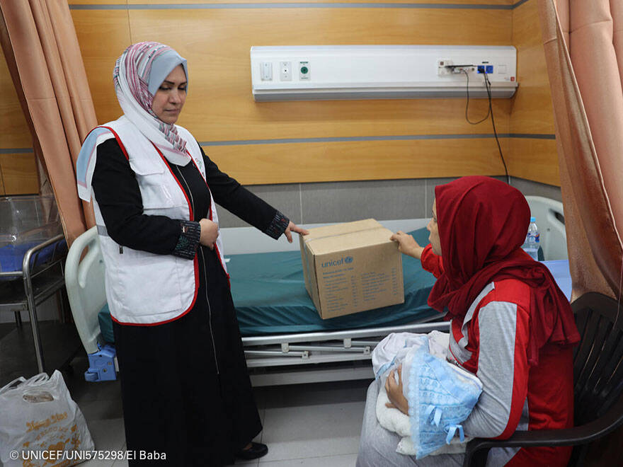 El equipo de UNICEF en la Franja de Gaza ha repartido más de 1.000 cajas como esta. Equipo de UNICEF en Gaza