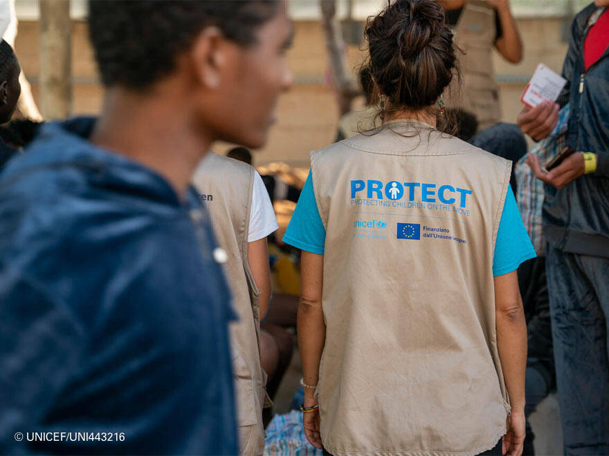 Los niños y niñas en tránsito son, ante todo, niños, y necesitan protección. Miembros del estaff de UNICEF