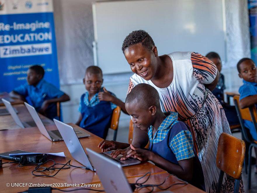 Una profesora con sus alumnos
